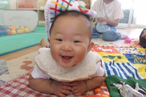 腹ばいをしている赤ちゃん
