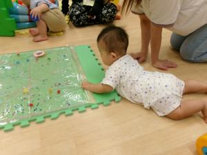 ０歳児　感触に触る
