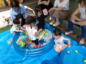０歳児　水遊び４