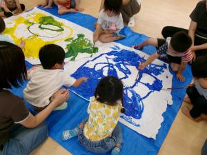 2歳児　絵の具遊び