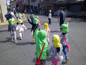 手を挙げて道を渡っています