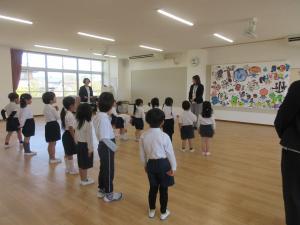 園長先生の話をきいています