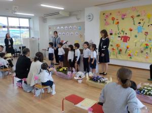 5歳児くじら組の子ども達がチューリップの歌をうたいました