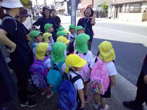 バス停でバスをまっています