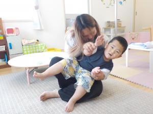 右に曲がります