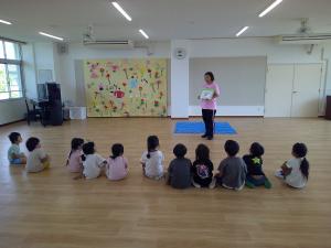 プールでの約束事を聞いています