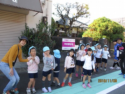 中村家住宅の前で