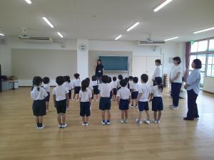 園長先生の話を聞いています