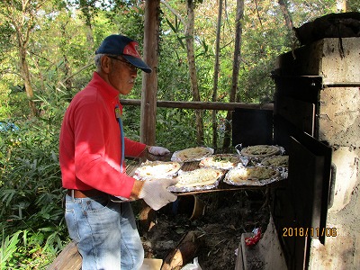 石焼き釜で焼く