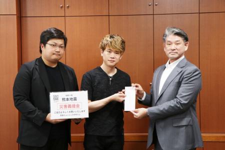 氷置晋さんと農澤明大さんからの熊本地震義援金の贈呈