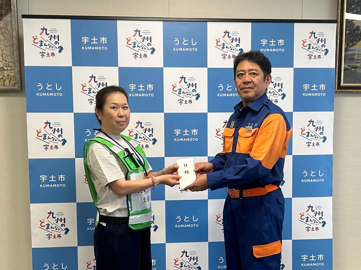 義援金目録贈呈の様子1