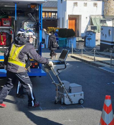 ハンディ型地中レーダーで路面下を調査する写真