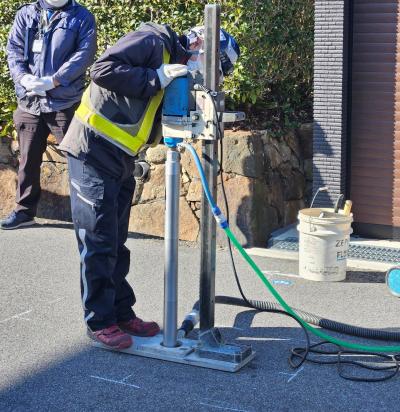 空洞内部カメラで路面下の内部を撮影している様子の写真