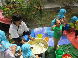 ダイナミックに水遊びをしています。