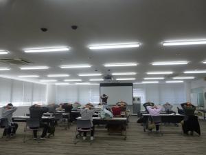 首のストレッチをしている様子