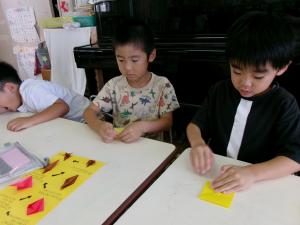 きりんぐみ鶴を折る様子
