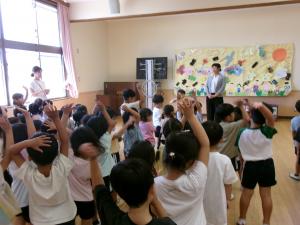 第二学期始業式　園長先生の話を聞いています