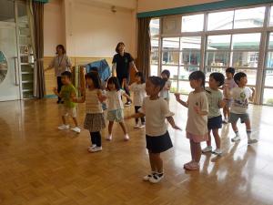 運動会にする体操をしている子ども