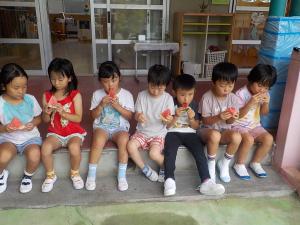 スイカを食べる子ども達