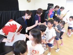 民生委員さんとハイタッチをしています