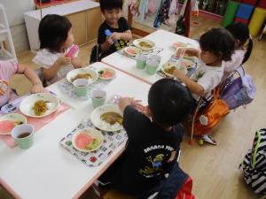 カレーを食べてるよ