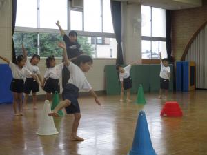 印に向かって手を傾けます