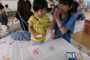 お絵描きをする親子