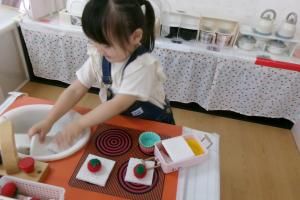ままごとをする子ども