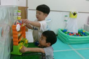 転がし遊びで遊ぶ子ども二人