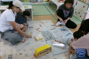 とんぼの製作をする親子