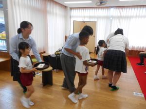 お菓子を運んでいます