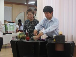 お兄さんがお茶をつくってくれています