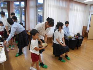 お茶を運んでいます