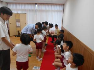お菓子を運んでいます