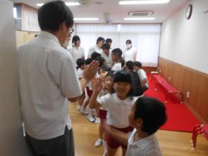 お兄さんとハイタッチしています