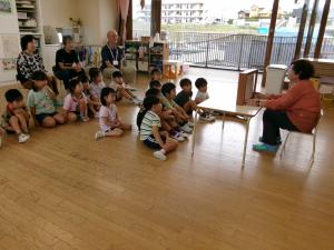 2組　うしになったおとこのこ　真剣に聞く