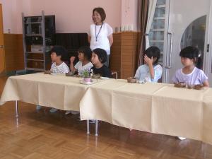 お茶会の話を聞く子ども達