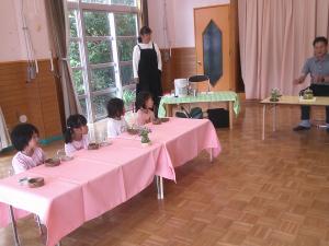 お茶会で話を聞く4歳児