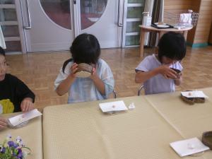 煎茶を飲む5歳児