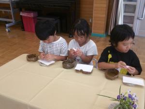 お菓子を食べる5歳児の子ども達
