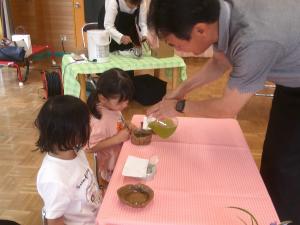 煎茶を淹れてもらっているところ