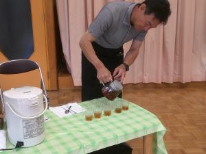 ほうじ茶を入れている様子