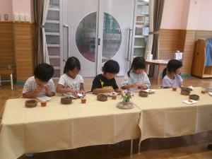 お茶とお菓子をいただいている子ども達