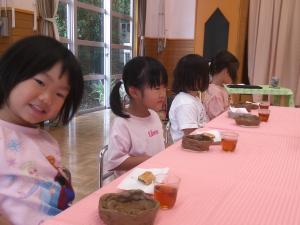 ほうじ茶とお茶を飲む4歳児の女の子