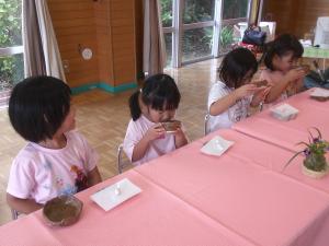 茶器でお茶を飲んでいる様子