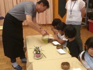 お茶のおかわりをする子ども