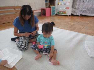 ガラガラ人形をつくっているところ