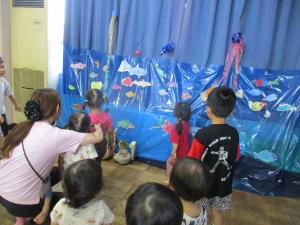 魚を見る子ども
