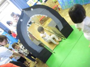 滑り台を滑る子ども