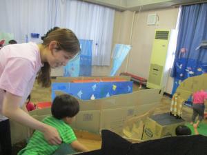 さめの滑り台を滑る子ども